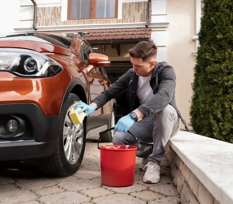 Lavage auto à domicile Saint-Denis-sur-Sarthon : professionnel intervenant sur un véhicule